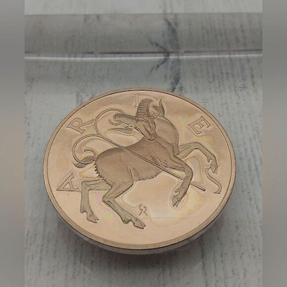 Zodiac Coin Medal Aries Gold-Bronze Lucite Paperweight Vintage Franklin Mint - Picture 3 of 14